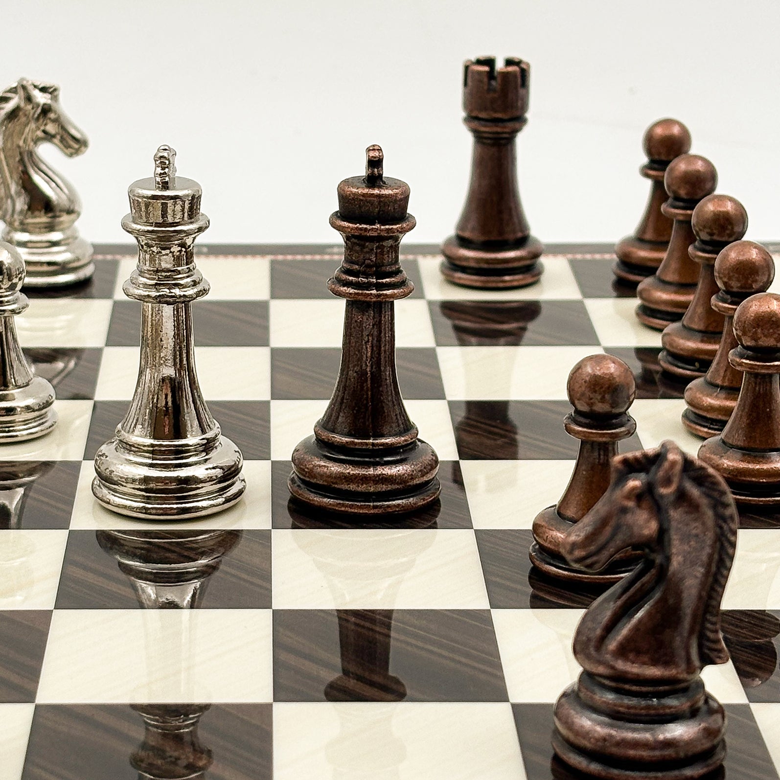 Handgefertigtes Schachspiel aus Nussbaum-Holz mit Metallfiguren im Detail – Schachatelier