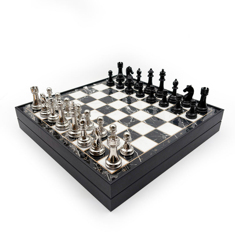 Schachspiel mit Metallfiguren in Schwarz-Silber und edler Aufbewahrungsbox – Schachatelier