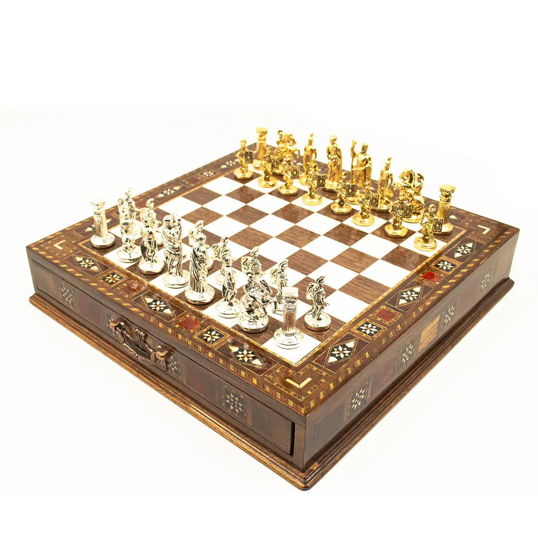 Geöffnetes römisches Schachspiel mit Figuren im Aufbewahrungsfach – Schachatelier