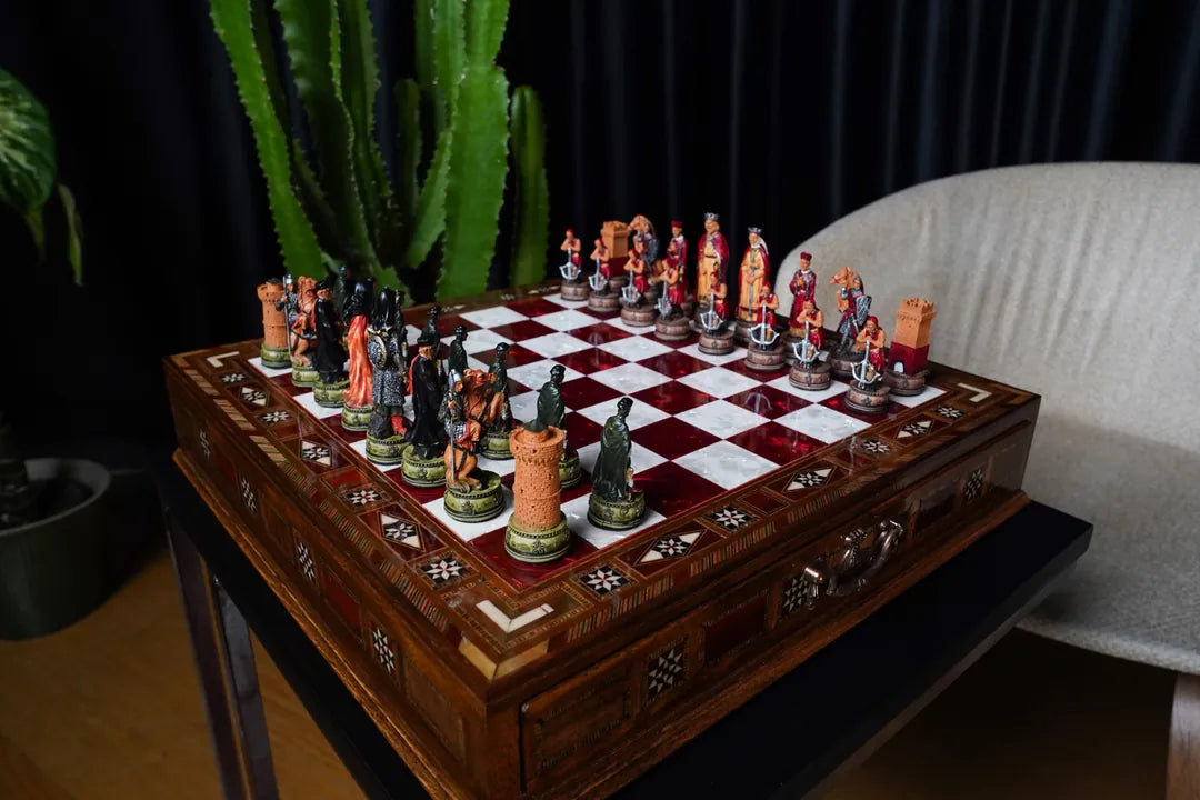 Aufgestellte handbemalte Figuren auf dem Mosaik-Schachbrett – Schachatelier