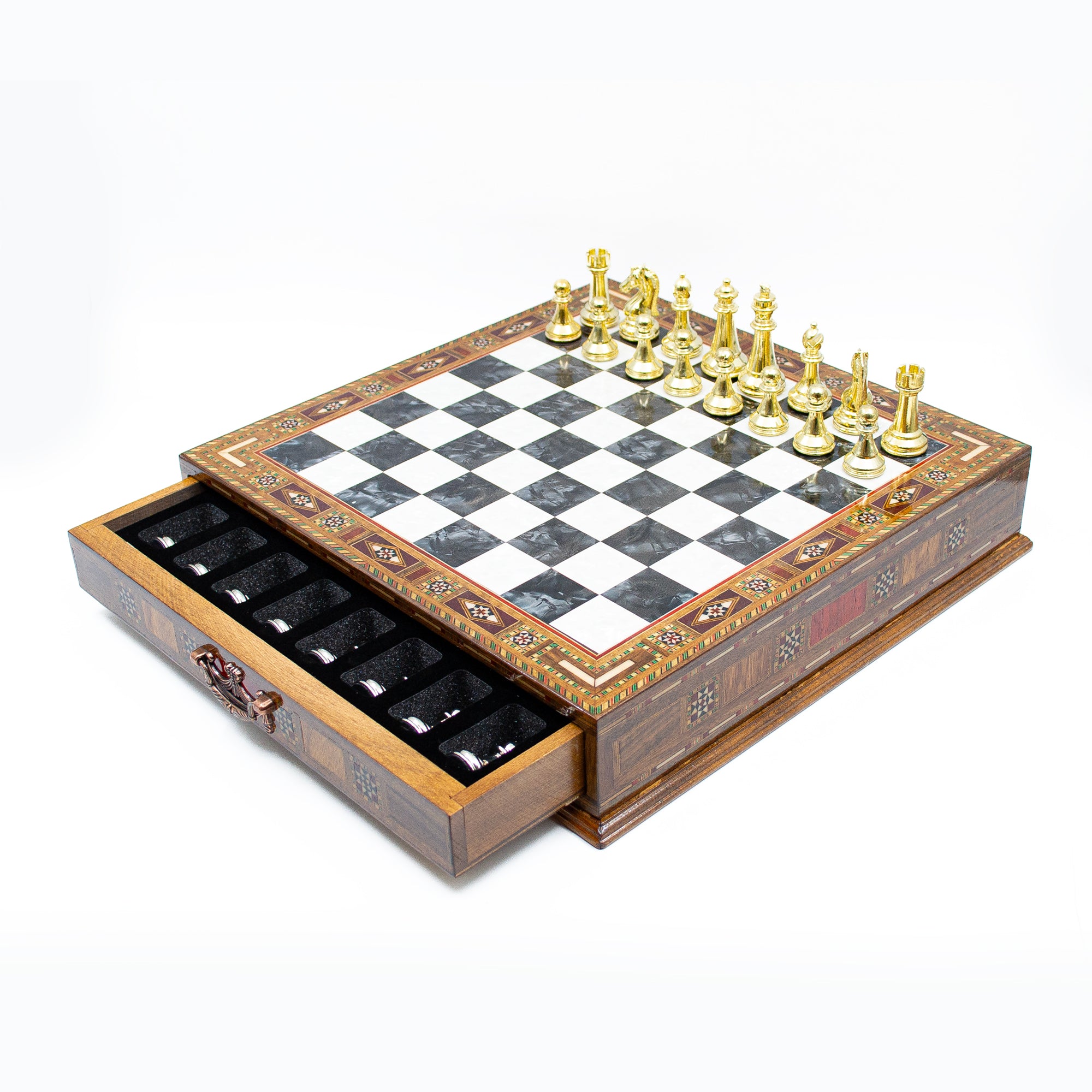 Geöffnetes Schachspiel mit Metallfiguren im Aufbewahrungsfach – Schachatelier