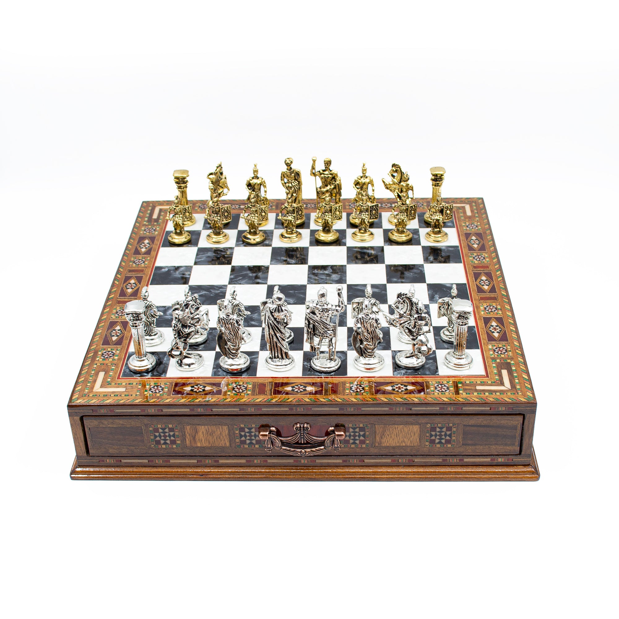 Römisches Schachspiel aus Holz mit aufgestellten Figuren auf dem Brett – Schachatelier