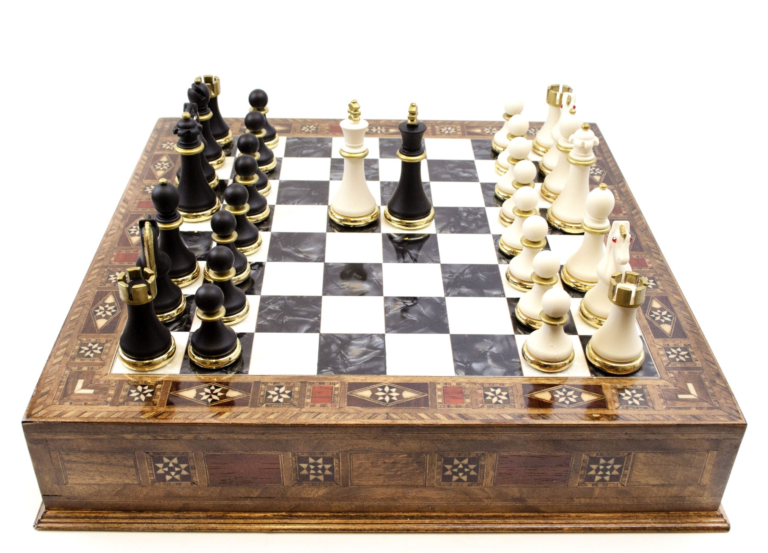 Luxuriöses Nussbaum-Schachspiel mit Schublade und Metallfiguren – Schachatelier