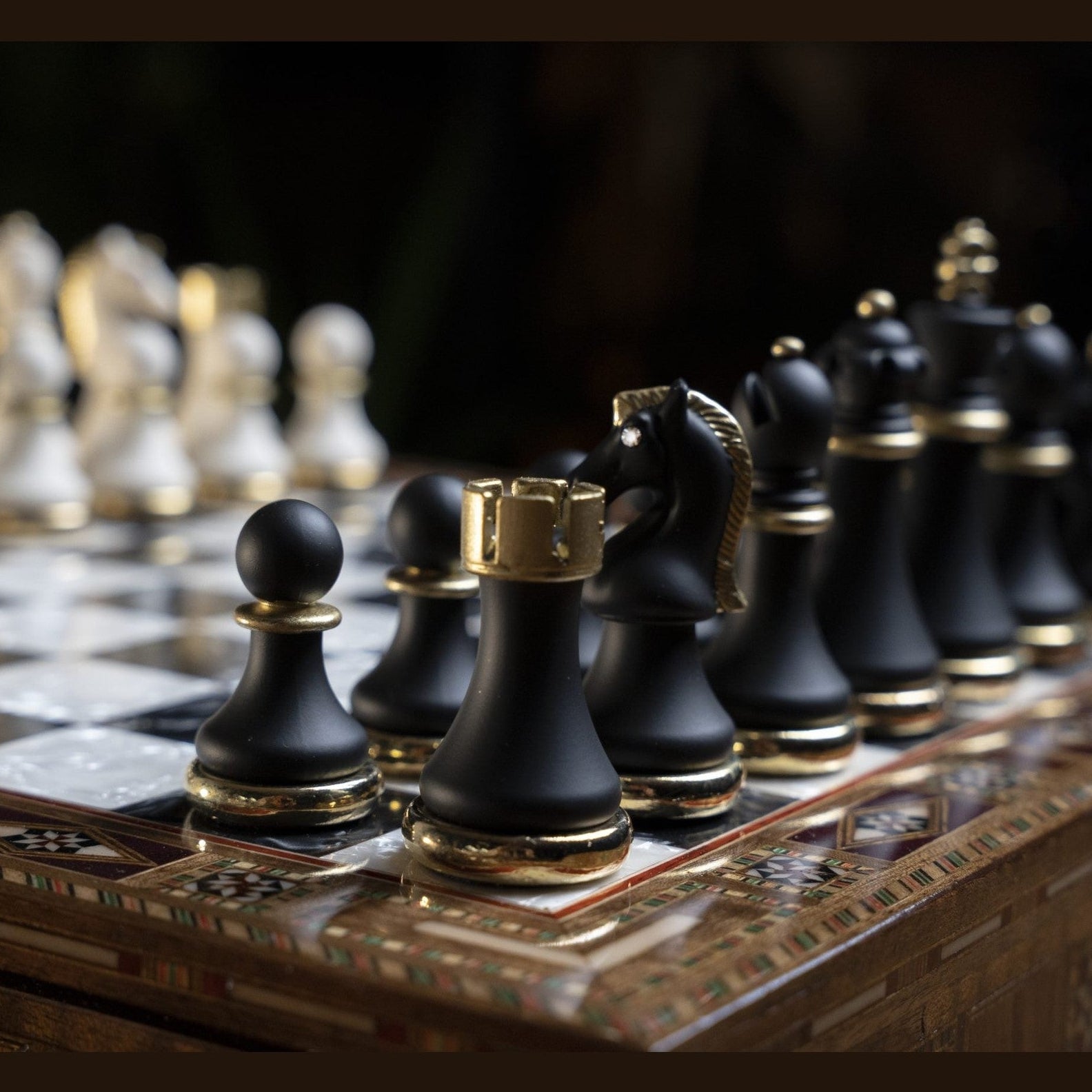Luxuriöses Nussbaum-Schachspiel mit Gold-Silber-Figuren im Detail – Schachatelier