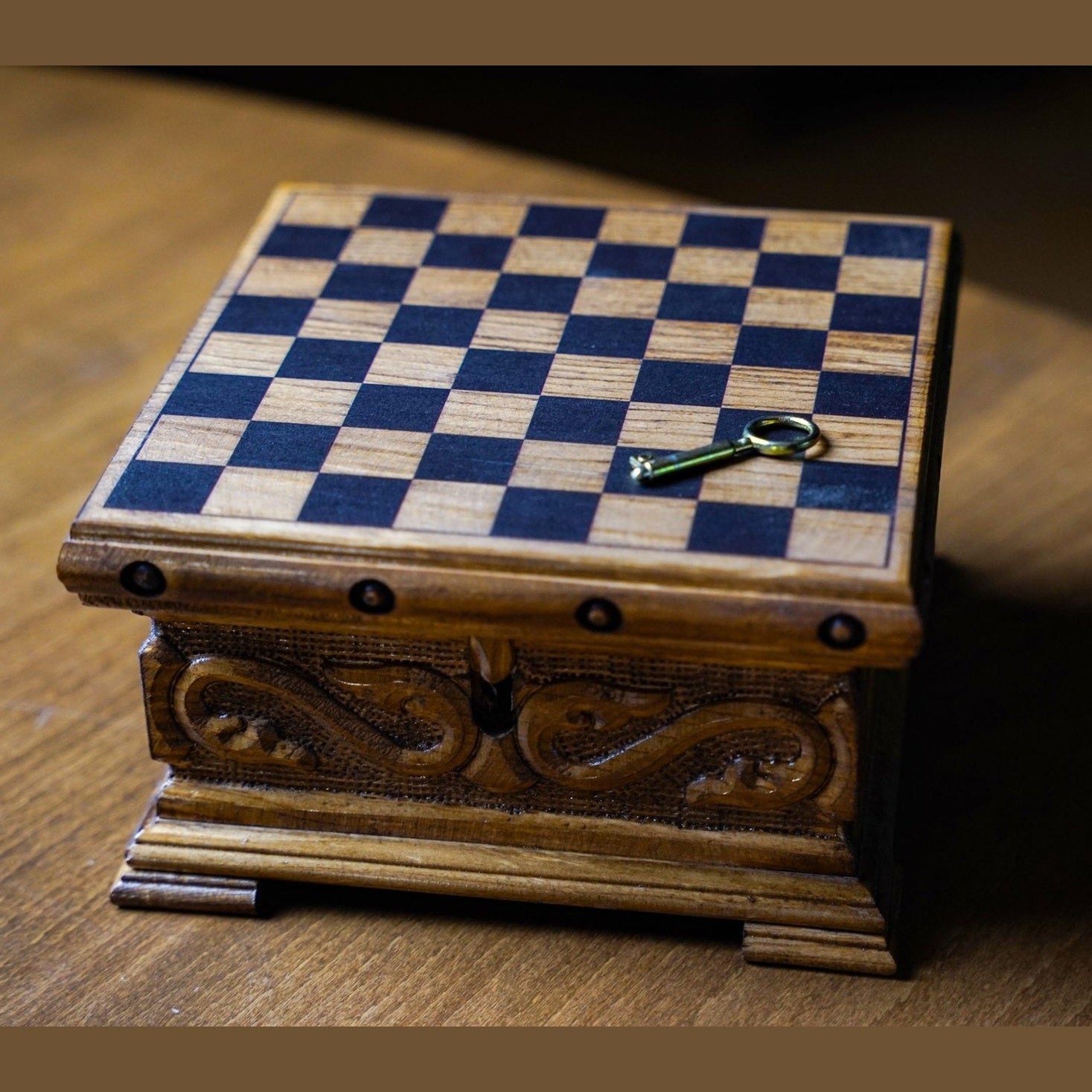 Nussbaum-Schachspiel mit verstecktem Schloss und edler Maserung – Schachatelier