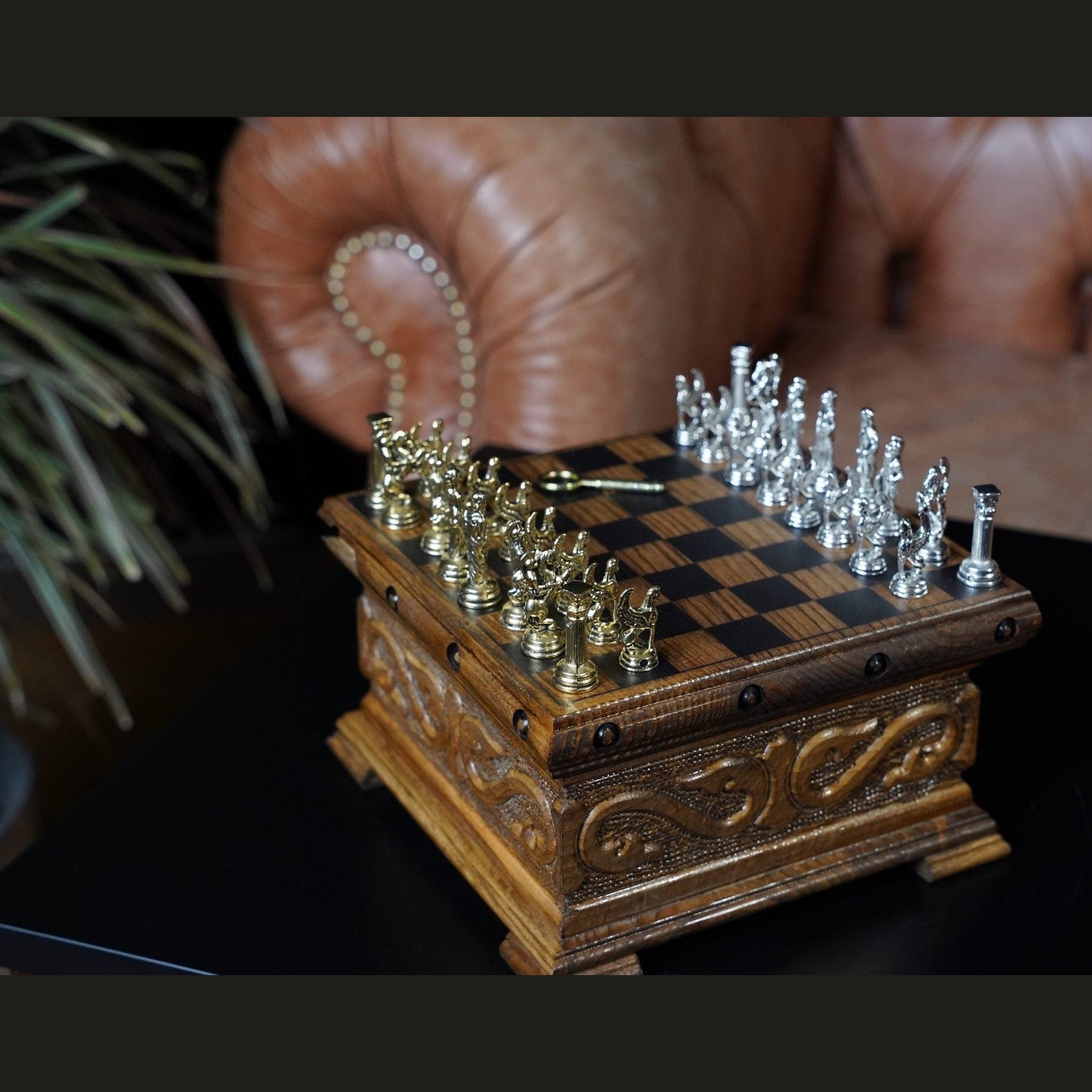 Personalisierbares Nussbaum-Schachspiel mit Schloss als Geschenk – Schachatelier