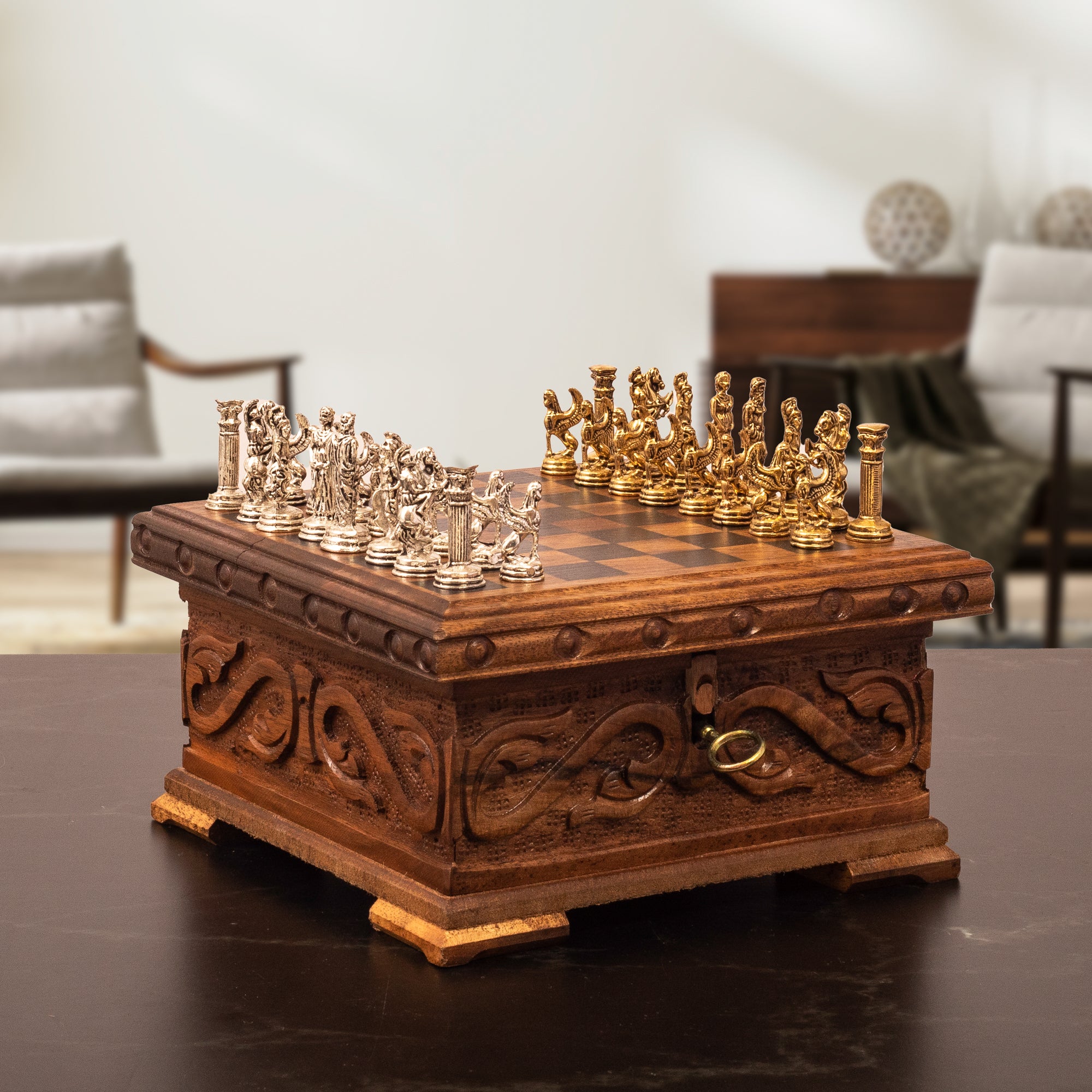 Detailansicht des versteckten Schließmechanismus am Nussbaum-Schachspiel – Schachatelier