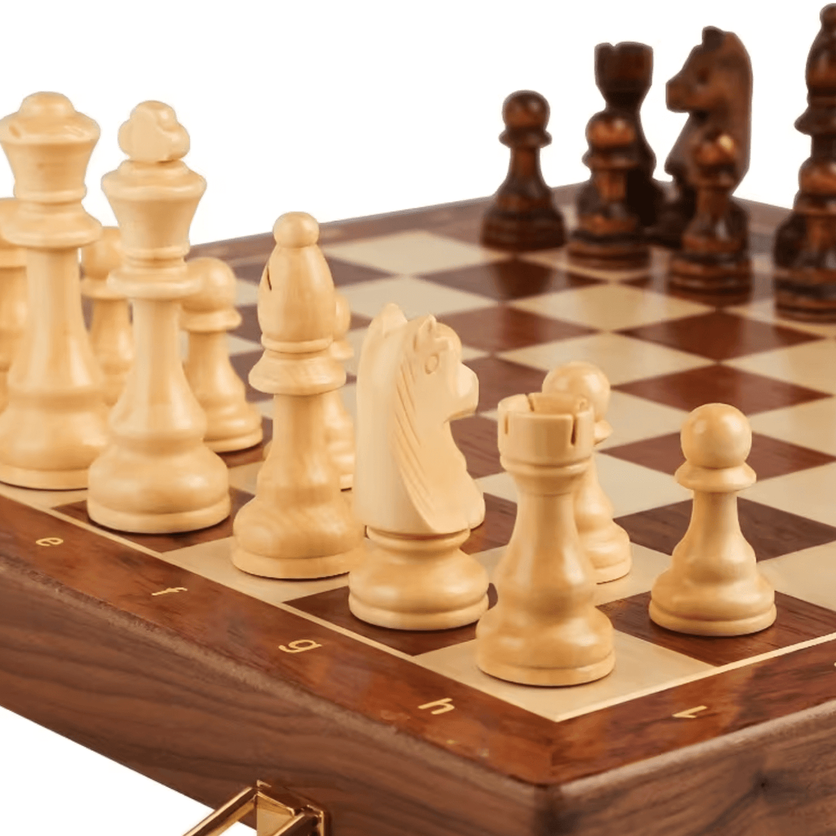 Aufgebautes Reiseschach mit vollständigem Figurensatz in Spielposition