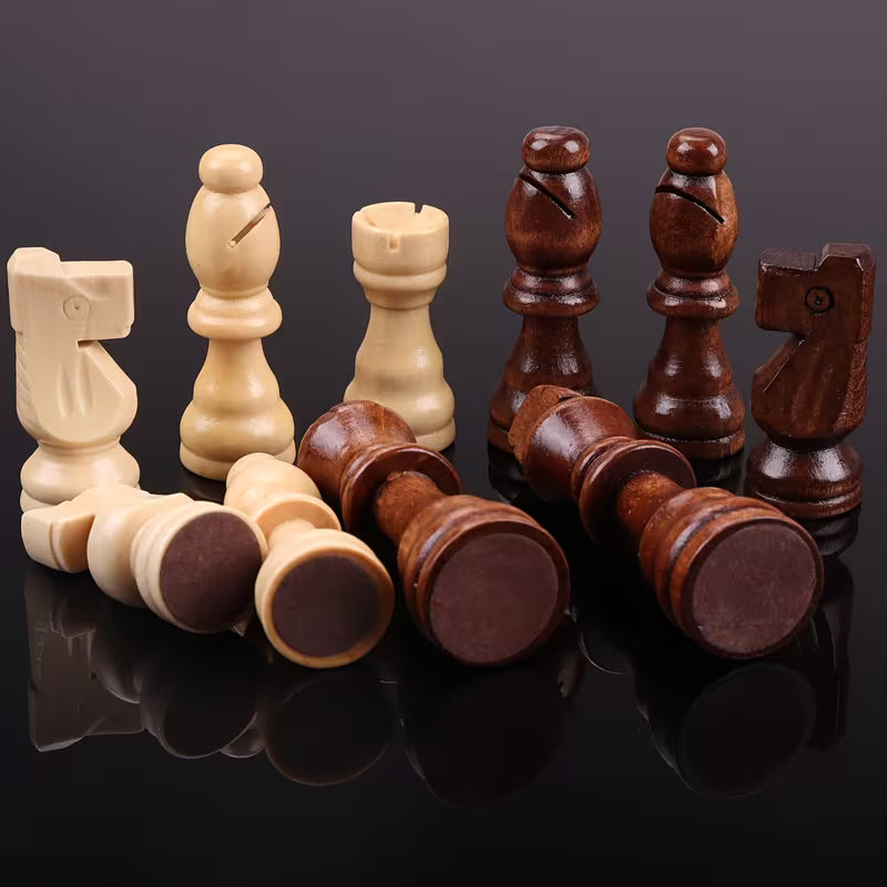 Schachfiguren aus Holz liegend, Filzunterlage an der Unterseite sichtbar